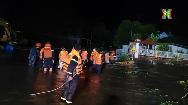C&ocirc;ng an Vĩnh Ph&uacute;c cứu ba người mắc kẹt trong b&atilde;o lũ