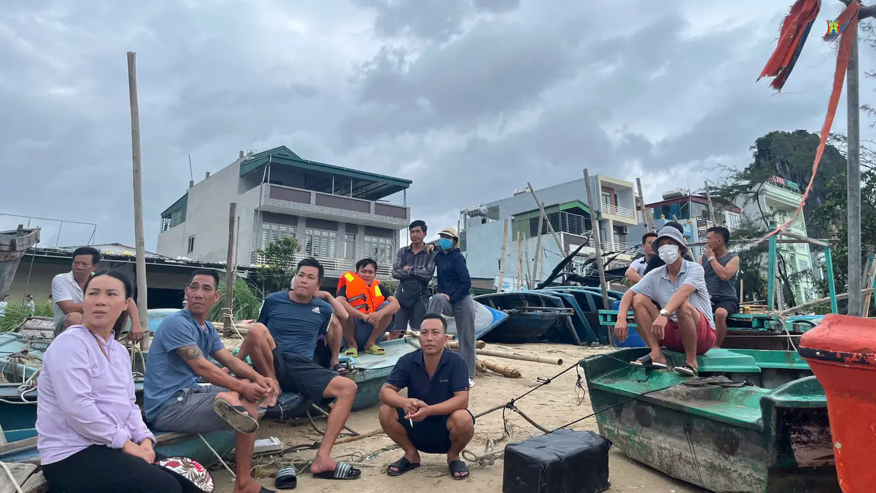 Người d&acirc;n ng&oacute;ng chờ th&ocirc;ng tin của những người ngư d&acirc;n mắc kẹt