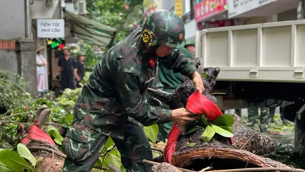 C&ocirc;ng an, qu&acirc;n đội xuy&ecirc;n đ&ecirc;m khắc phục thiệt hại do b&atilde;o số 3
