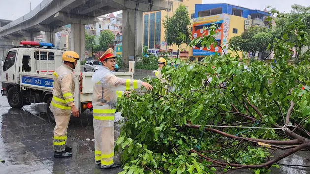 B&iacute; thư Th&agrave;nh ủy H&agrave; Nội chỉ đạo tiếp tục bằng mọi biện ph&aacute;p bảo đảm an to&agrave;n cho d&acirc;n