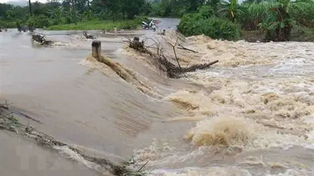 Hai c&acirc;y cầu ở Tuy&ecirc;n Quang bị lũ cuốn tr&ocirc;i