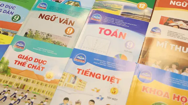 Kh&ocirc;ng để thiếu s&aacute;ch gi&aacute;o khoa ở v&ugrave;ng b&atilde;o lũ