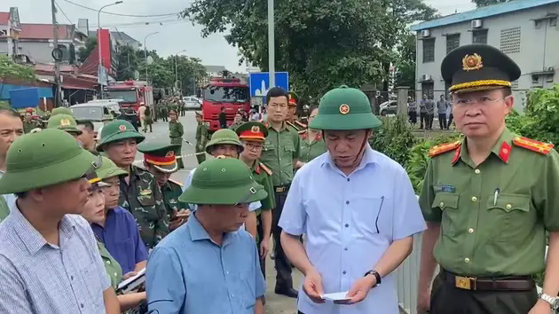 L&agrave;m cầu phao tạm thời thay thế cầu Phong Ch&acirc;u
