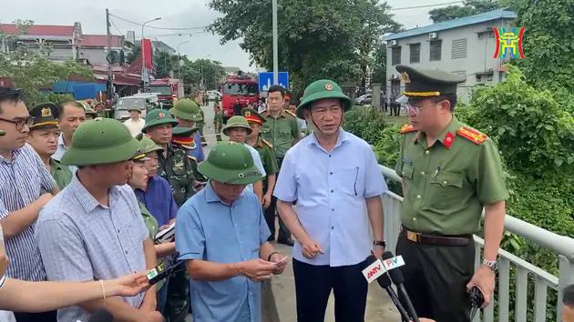 Ph&oacute; Thủ tướng Hồ Đức Phớc c&oacute; mặt tại hiện trường sập nhịp cầu Phong Ch&acirc;u