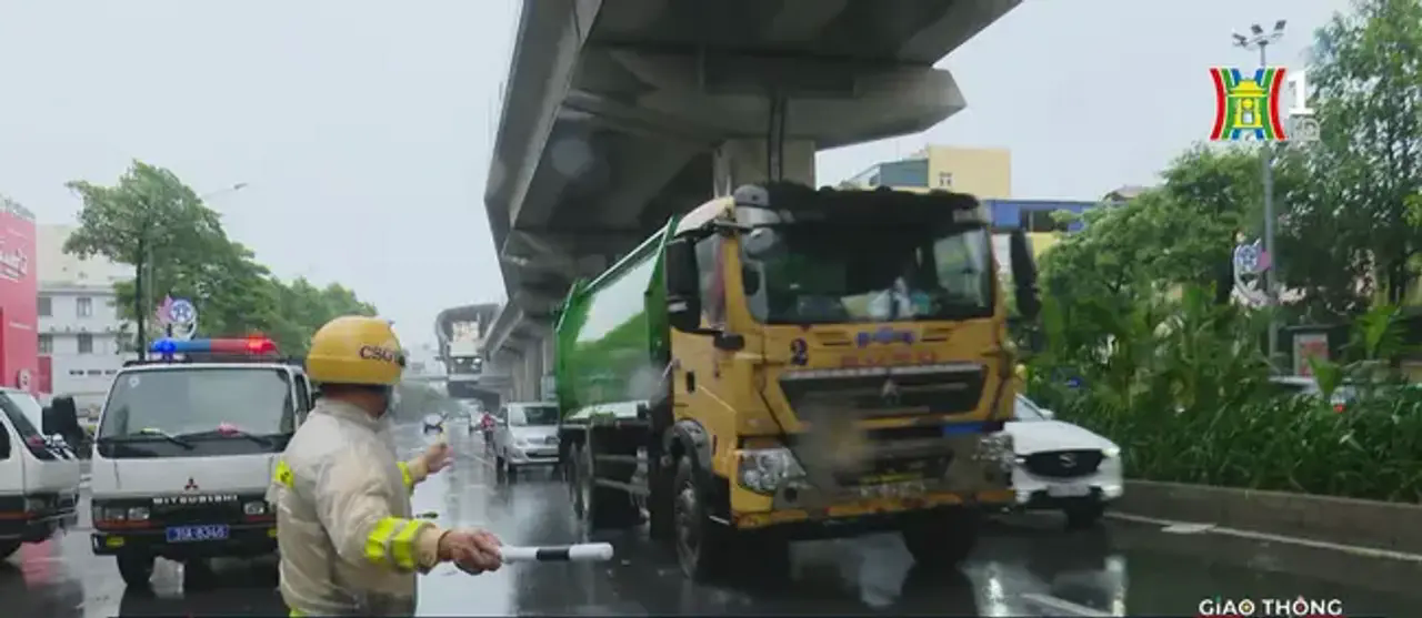 C&aacute;c đơn vị trực thuộc Sở GTVT duy tr&igrave; c&aacute;c chốt trực g&aacute;c, tổ chức ph&acirc;n luồng đảm bảo an to&agrave;n giao th&ocirc;ng.