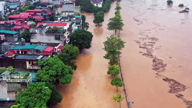 S&ocirc;ng Hồng xuất hiện lũ lớn hiếm gặp