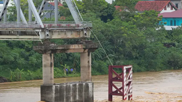 Sở GTVT Ph&uacute; Thọ đưa nguy&ecirc;n nh&acirc;n ban đầu l&agrave;m sập cầu Phong Ch&acirc;u