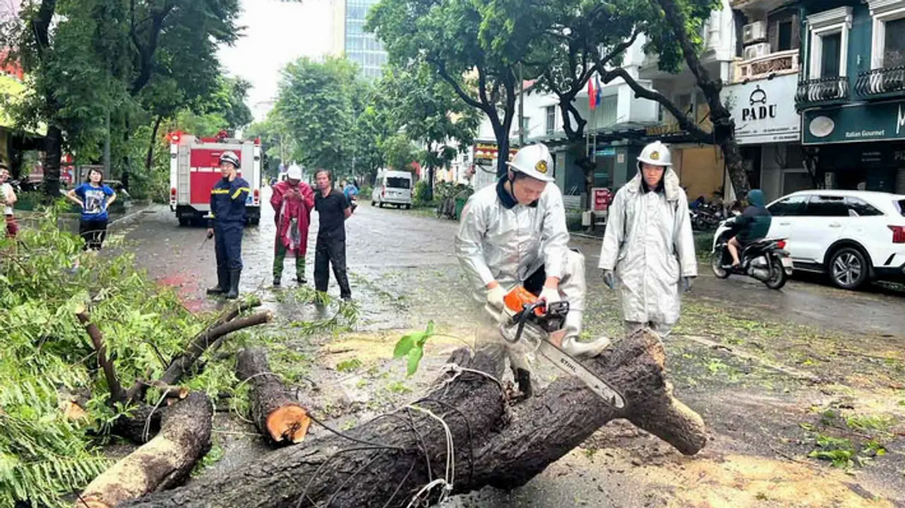 Lực lượng chức năng của H&agrave; Nội đang rất cần sự chung tay để giao th&ocirc;ng sớm trở lại b&igrave;nh thường