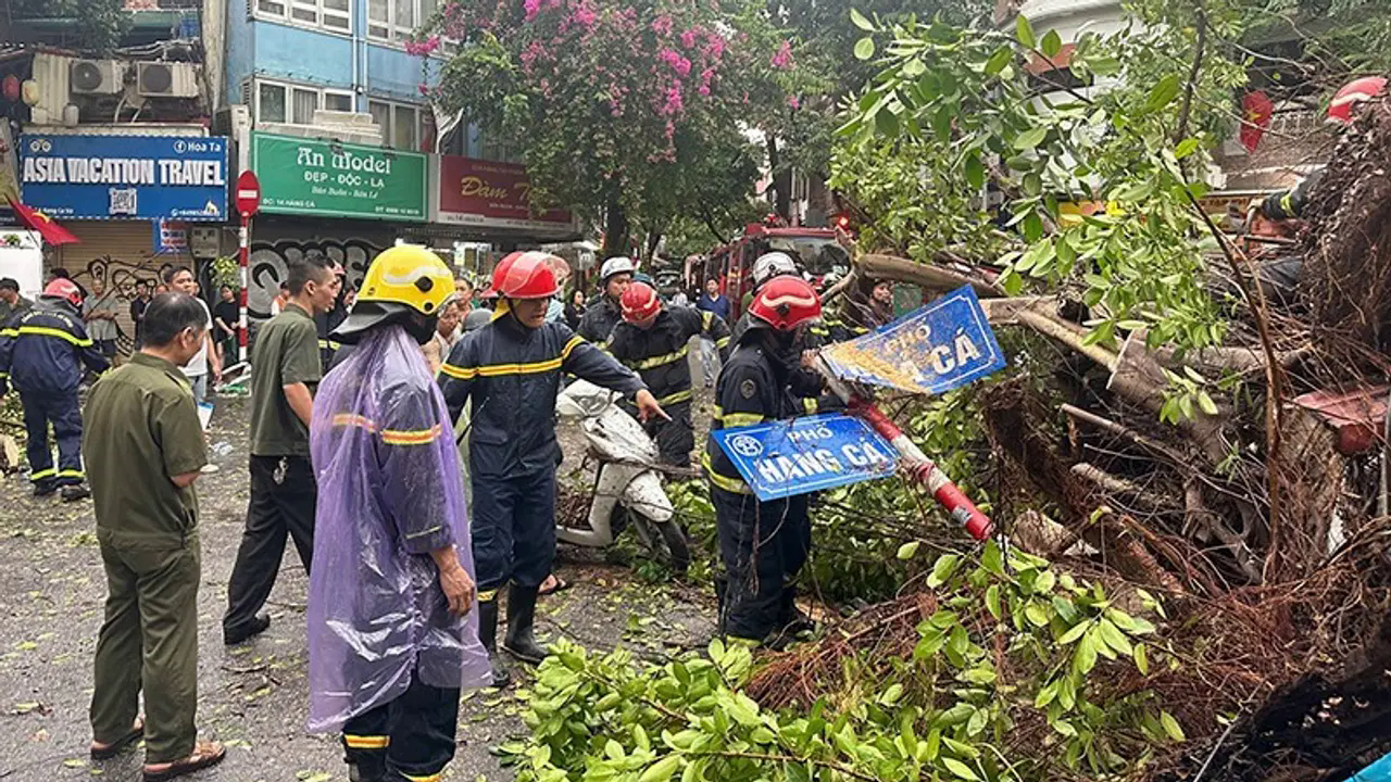 Quận Ho&agrave;n Kiếm huy động tổng lực gần 2.500 người khẩn trương khắc phục hậu quả b&atilde;o số 3.