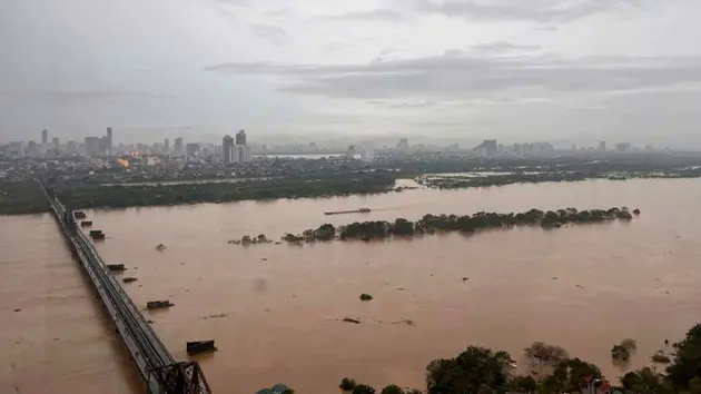 Lũ tr&ecirc;n s&ocirc;ng Hồng tại H&agrave; Nội ở b&aacute;o động 2