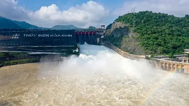 Đ&oacute;ng th&ecirc;m cửa xả đ&aacute;y hồ thủy điện H&ograve;a B&igrave;nh, Tuy&ecirc;n Quang