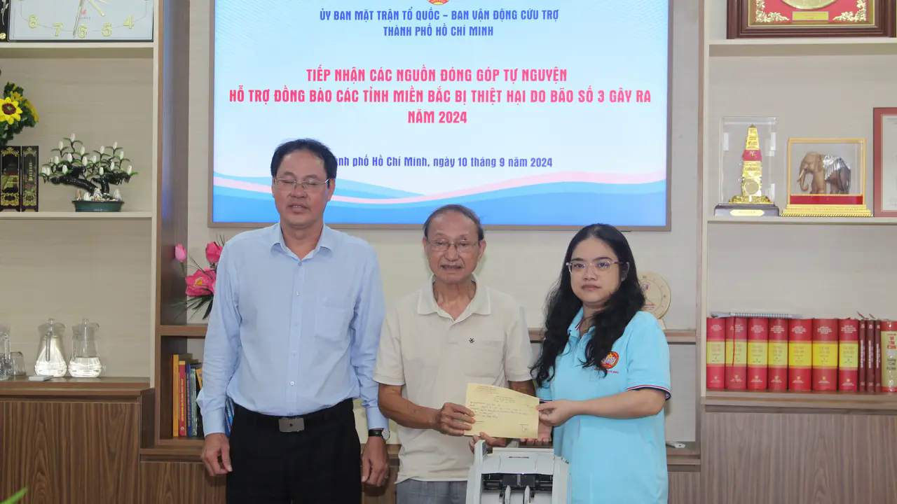 B&aacute;c V&otilde; Văn T&acirc;n ( quận 3.TPHCM) g&oacute;p một phần lương hưu tr&iacute; gửi đồng b&agrave;o bị thiệt hại do cơn b&atilde;o số 3 g&acirc;y ra