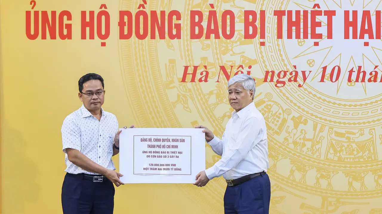 &Ocirc;ng Phạm Minh Tuấn, Ph&oacute; Chủ tịch Ủy ban MTTQ Việt Nam TP.HCM trao bảng đăng k&yacute; ủng hộ cho Quỹ Cứu trợ Trung ương