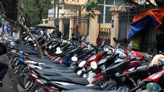 Miễn ph&iacute; tr&ocirc;ng xe phục vụ khu vực b&atilde;i ngo&agrave;i đ&ecirc; s&ocirc;ng Hồng