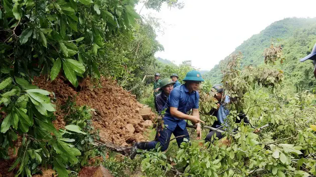 Nghệ An: sạt lở nghi&ecirc;m trọng c&ocirc; lập 93 hộ d&acirc;n