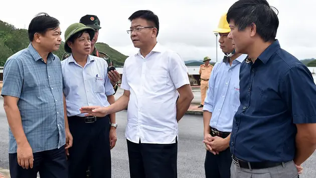 Ph&oacute; Thủ tướng thị s&aacute;t t&igrave;nh h&igrave;nh hồ thủy điện Th&aacute;c B&agrave;