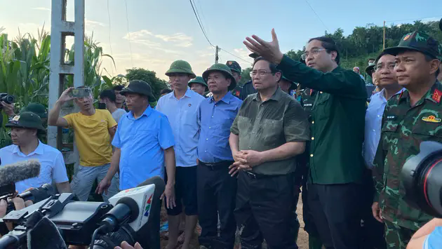 Thủ tướng tới hiện trường vụ sạt lở th&ocirc;n L&agrave;ng Nủ