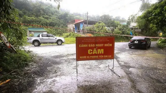 Ho&agrave; B&igrave;nh xuất hiện vết nứt lớn, sơ t&aacute;n d&acirc;n khẩn cấp