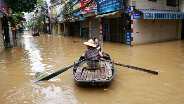 Người d&acirc;n ven s&ocirc;ng Hồng trở về nh&agrave;, dọn dẹp sau b&atilde;o