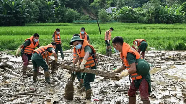 &lsquo;Ph&eacute;p m&agrave;u&rsquo; trong vụ sạt lở L&agrave;ng Nủ: 54 người an to&agrave;n