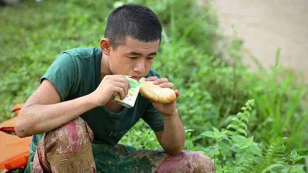 Những chiến sĩ &aacute;o xanh dầm m&igrave;nh trong b&ugrave;n cứu nạn ở L&agrave;ng Nủ
