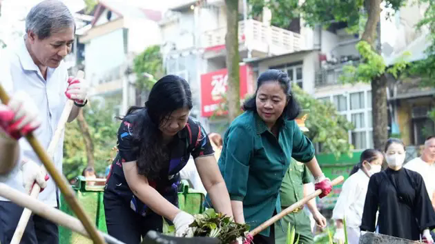 H&agrave; Nội ra qu&acirc;n tổng vệ sinh m&ocirc;i trường sau b&atilde;o số 3