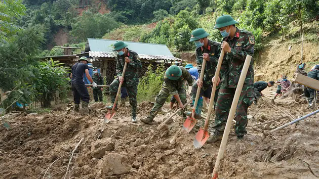 Tạm đ&igrave;nh chỉ hai chủ tịch x&atilde; n&eacute; tr&aacute;ch nhiệm ph&ograve;ng chống b&atilde;o lũ