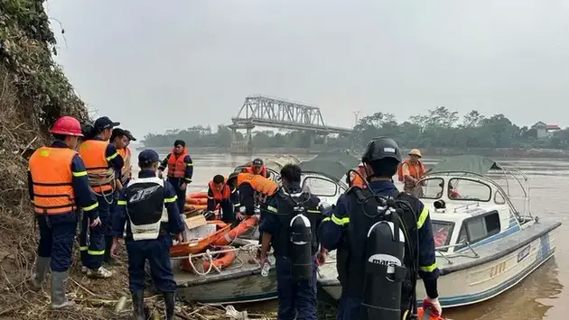 Cận cảnh thợ lặn cứu hộ vụ sập cầu Phong Ch&acirc;u