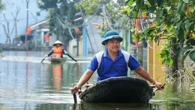 Nước r&uacute;t chậm, nhiều khu vực ở Chương Mỹ vẫn ngập s&acirc;u