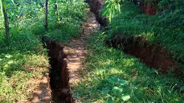 Nứt lớn tr&ecirc;n đồi, H&ograve;a B&igrave;nh di dời d&acirc;n khẩn cấp