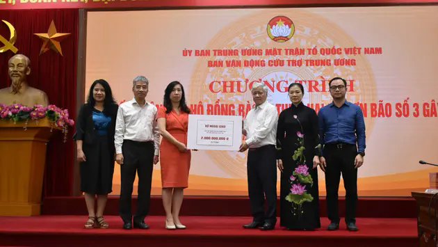 Kiều b&agrave;o ủng hộ đồng b&agrave;o lũ lụt hơn 19 tỷ đồng