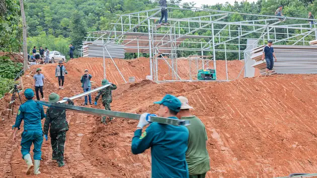 B&agrave;n giao 25 căn nh&agrave; tạm cho người d&acirc;n th&ocirc;n L&agrave;ng Nủ