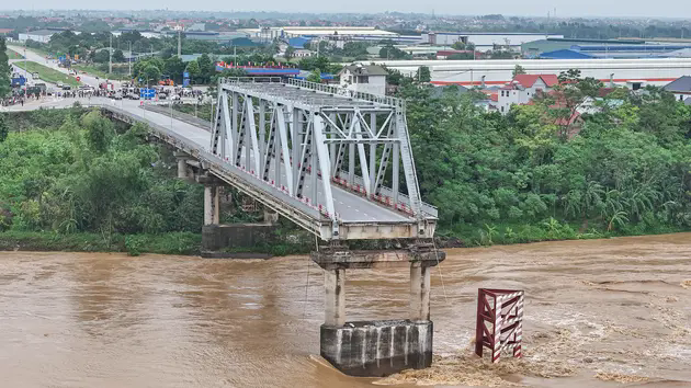 Ph&aacute;t hiện nạn nh&acirc;n thứ 4 của vụ sập cầu Phong Ch&acirc;u
