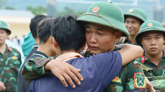 Người d&acirc;n bật kh&oacute;c tiễn c&aacute;c anh bộ đội rời L&agrave;ng Nủ