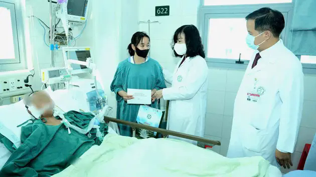 B&eacute; g&aacute;i trong vụ sạt lở L&agrave;ng Nủ qua cơn nguy kịch