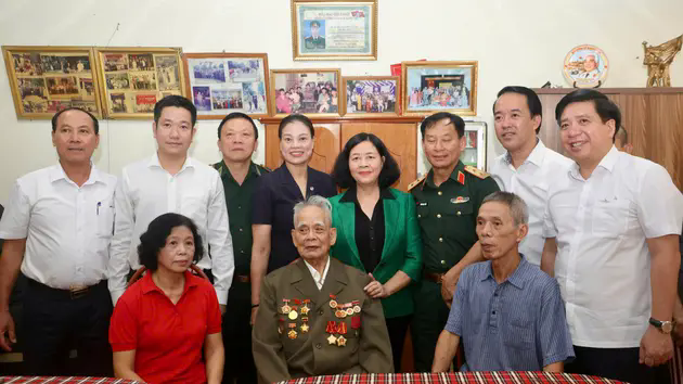 B&iacute; thư Th&agrave;nh ủy H&agrave; Nội tặng qu&agrave; tri &acirc;n gia đ&igrave;nh ch&iacute;nh s&aacute;ch