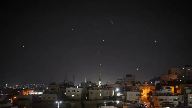 Israel thừa nhận t&ecirc;n lửa Iran đ&aacute;nh tr&uacute;ng căn cứ kh&ocirc;ng qu&acirc;n