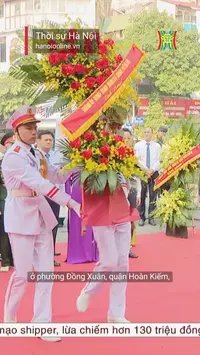 L&atilde;nh đạo TP. H&agrave; Nội d&acirc;ng hương tưởng niệm c&aacute;c anh h&ugrave;ng
