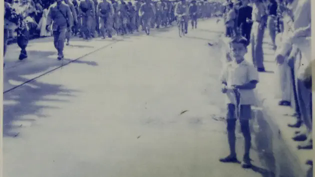 Cậu b&eacute; trong bức ảnh đ&oacute;n bộ đội ng&agrave;y 10/10/1954