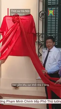 Gắn biển c&ocirc;ng tr&igrave;nh trụ sở C&ocirc;ng an quận Ho&agrave;n Kiếm