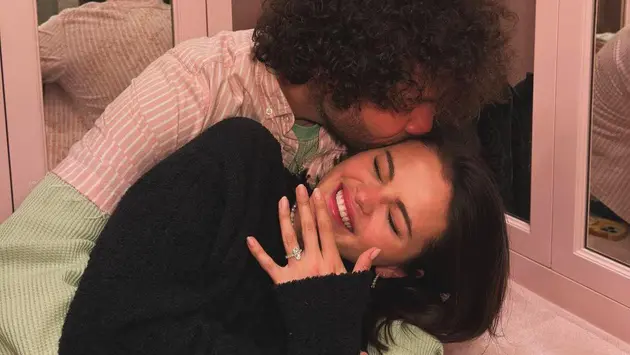 Selena Gomez bất ngờ th&ocirc;ng b&aacute;o đ&iacute;nh h&ocirc;n