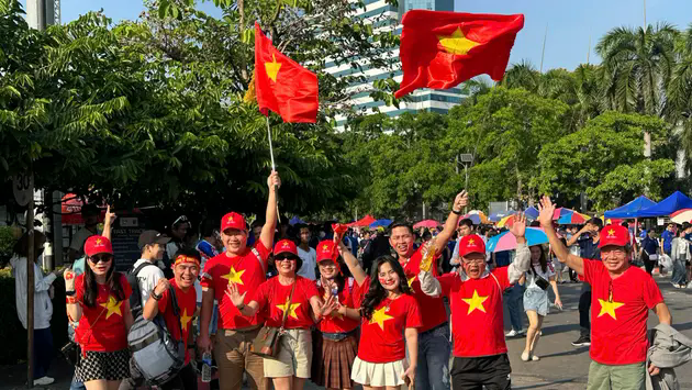 CĐV Việt Nam nhuộm đỏ s&acirc;n Rajamangala 'tiếp lửa' cho đội tuyển