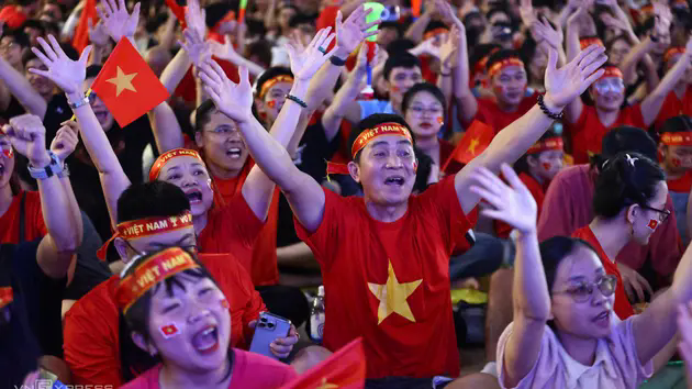 Khoảnh khắc CĐV vỡ &ograve;a với b&agrave;n mở tỷ số của Tuấn Hải