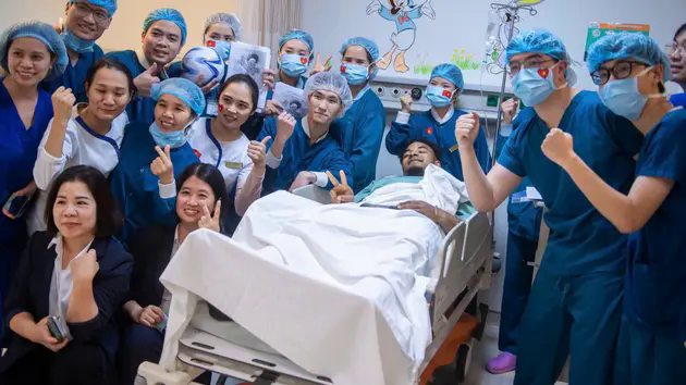 Xu&acirc;n Son đ&atilde; c&oacute; thể di chuyển bằng nạng