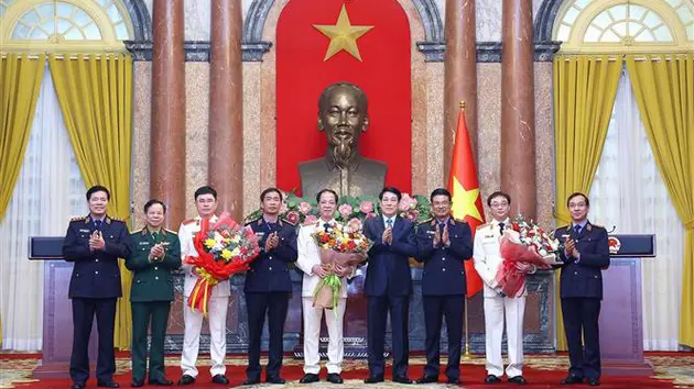 Trao quyết định bổ nhiệm Ph&oacute; Viện trưởng VKS nh&acirc;n d&acirc;n tối cao