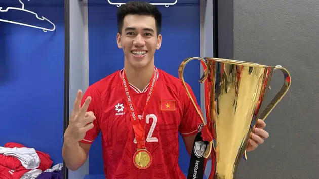 Tiến Linh bị trao nhầm huy chương về Nh&igrave; tại ASEAN Cup
