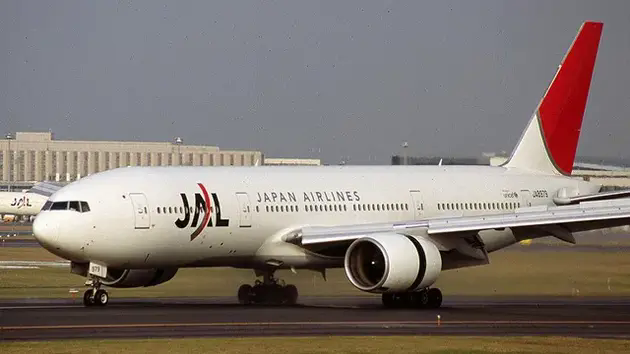 M&aacute;y bay h&atilde;ng Japan Airlines bị nổ lốp khi hạ c&aacute;nh