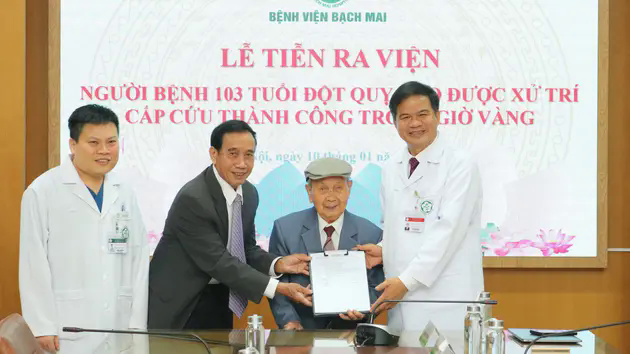Cứu cụ &ocirc;ng 103 tuổi bị đột quỵ n&atilde;o