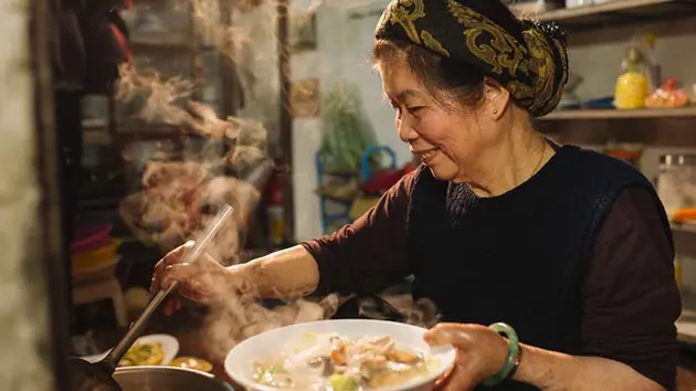 Người giữ tinh hoa ẩm thực H&agrave; Th&agrave;nh trong m&acirc;m cỗ