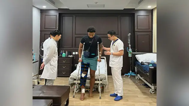 Nguyễn Xu&acirc;n Son đ&atilde; tập đi bằng nạng sau ca phẫu thuật
